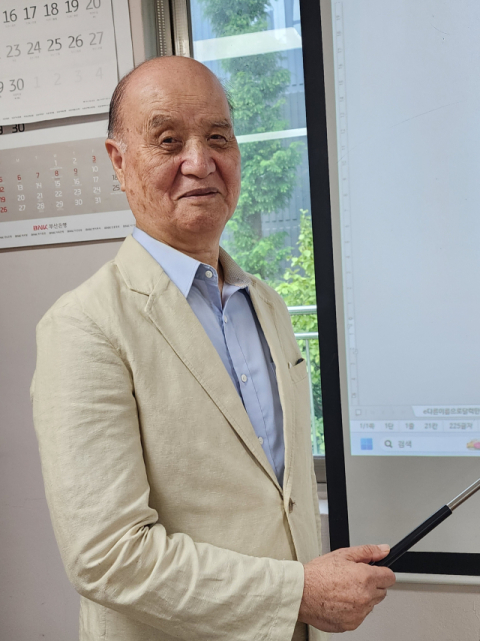 80대의 김상곤 씨는 지금도 LG메트로시티 컴퓨터 교육장에서 강사로 활동하고 있다.