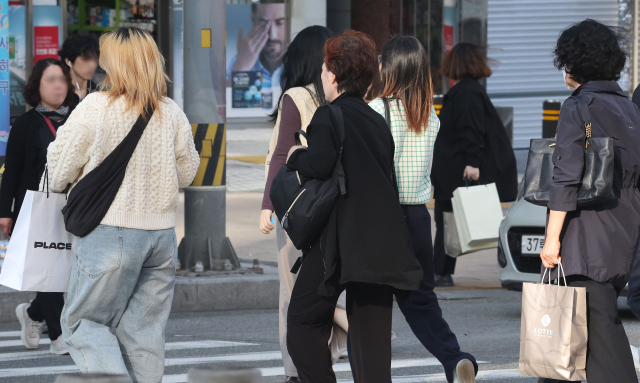 20일 부산·울산·경남 지역의 최저 기온이 7~16도로 떨어져 올해 가을 들어 가장 낮은 기온을 보였다. 이날 아침 부산 사하구 하단동에서 출근길 시민들이 발걸음을 재촉하고 있다. 정종회 기자 jjh@
