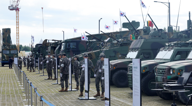 20일 경기도 고양시 킨텍스에서 열린 서울 국제 항공우주 및 방위산업 전시회(ADEX) 개막식에서 국내 첨단 무기들이 전시돼 있다. 연합뉴스