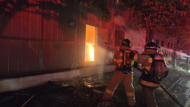 부산 강서구 녹산동의 공장에서 불이 난 모습. 부산소방재난본부 제공