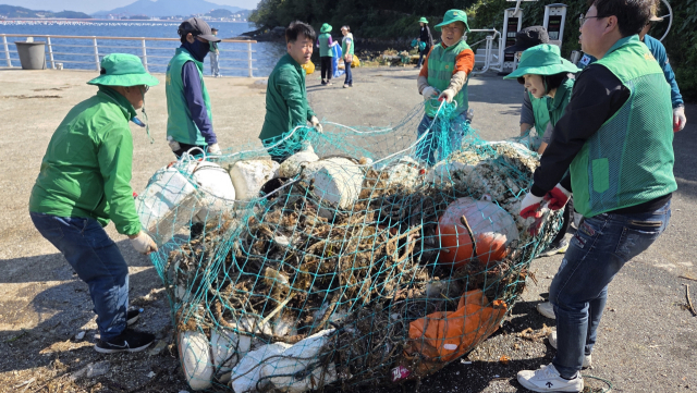 통영시새마을회는 20일 새마을 지도자 60여 명과 함께 용남면 지도리 거망마을에서 ‘우리 바다 정화 활동’을 펼쳤다. 사무국 제공