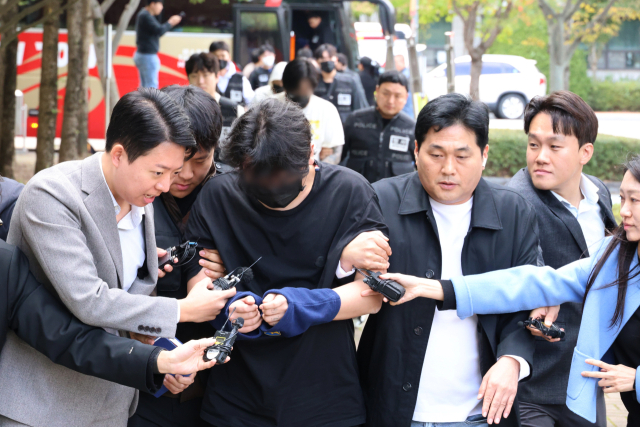 지난달 20일 충남경찰청에서 사기 혐의로 수사받는 캄보디아 송환 피의자들이 충남 홍성 대전지법 홍성지원에서 구속 전 피의자심문(영장실질심사)을 받기 위해 법원에 들어서고 있는 모습. 연합뉴스