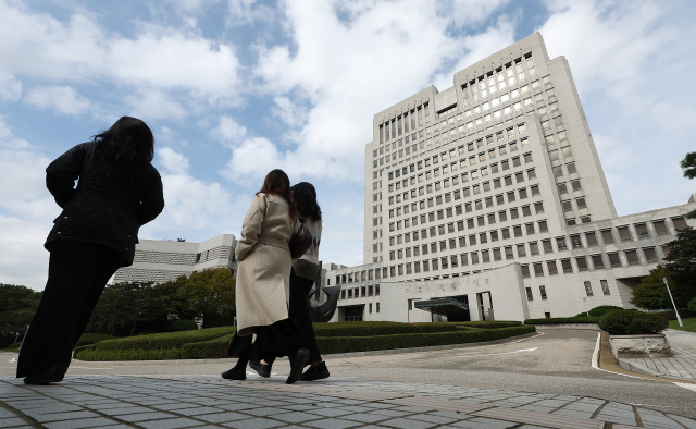 더불어민주당 사법개혁특별위원회가 20일 현행 14명인 대법관을 26명으로 증원하는 사법개혁안을 발표했다. 이날 서울 서초구 대법원의 모습. 연합뉴스