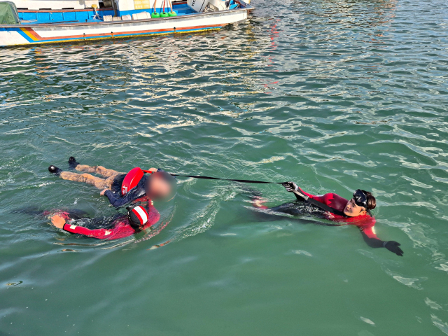 20일 오후 3시께 경남 사천시 삼천포구항에서 70대 A 씨가 바다에 추락해 해경에 구조되고 있다. 사천해경 제공
