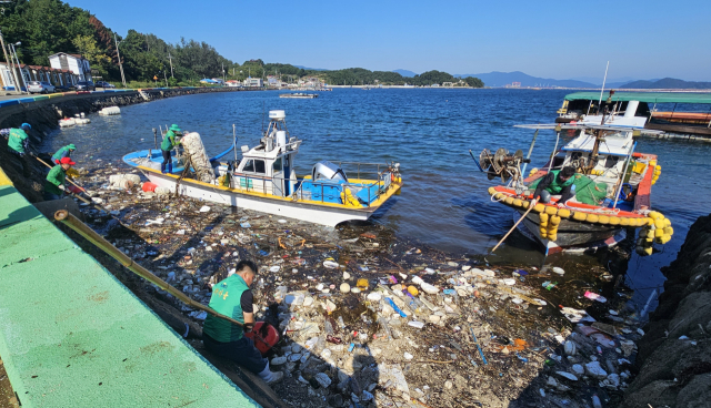 통영시새마을회는 20일 새마을 지도자 60여 명과 함께 용남면 지도리 거망마을에서 ‘우리 바다 정화 활동’을 펼쳤다. 사무국 제공
