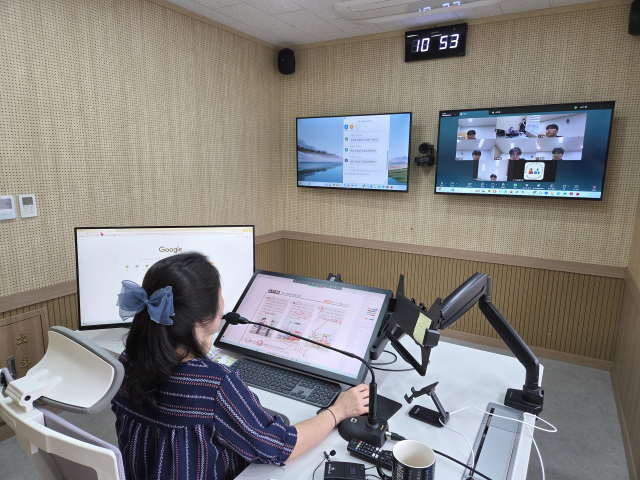 부산온라인학교 스튜디오에서 강사가 온라인 수업을 진행하고 있다. 부산시교육청 제공
