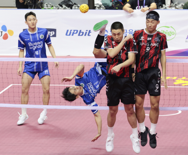 20일 부산사직실내체육관에서 열린 전국체전 세팍타크로 남자 18세 이하부 결승전 부산체고-김천중앙고 경기에서 부산체육고 이재훈이 공중회전을 하며 스파이크 공격을 시도하고 있다. 정대현 기자 jhyun@