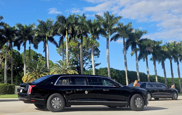 도널드 트럼프 미국 대통령과 한국 등 아시아 기업 대표들이 18일(현지 시간) 미국 플로리다주 웨스트팜비치에 있는 트럼프 인터내셔널 골프 클럽에서 라운드 후 차량을 타고 떠나고 있다. 연합뉴스