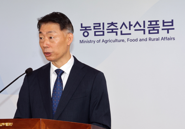 박성우 농림축산식품부 농촌정책국장이 20일 정부세종청사 농식품부 기자실에서 '26~'27년도 농어촌 기본소득 시범사업 공모 결과 7개 군(경기 연천, 강원 정선, 충남 청양, 전북 순창, 전남 신안, 경북 영양, 경남 남해)을 선정했다고 밝히고 있다. 연합뉴스