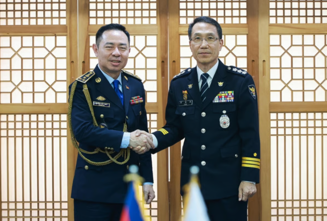 유재성 경찰청장 직무대행과 찌어 뻐우 캄보디아 경찰청 차장이 20일 서울 서대문구 경찰청에서 한국인을 대상으로 한 스캠(온라인 사기) 범죄 대응과 코리안데스크(한인 사건 전담 경찰관) 설치 등에 대한 협력방안을 논의했다. 경찰청 제공