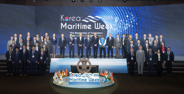 전재수 해양수산부 장관이 20일 오후 서울 신라호텔에서 열린 ‘2025 한국해사주간(2025 Korea Maritiem Week)’ 개회식에서 주요 참석자들과 단체 기념촬영을 하고 있다. 해수부 제공