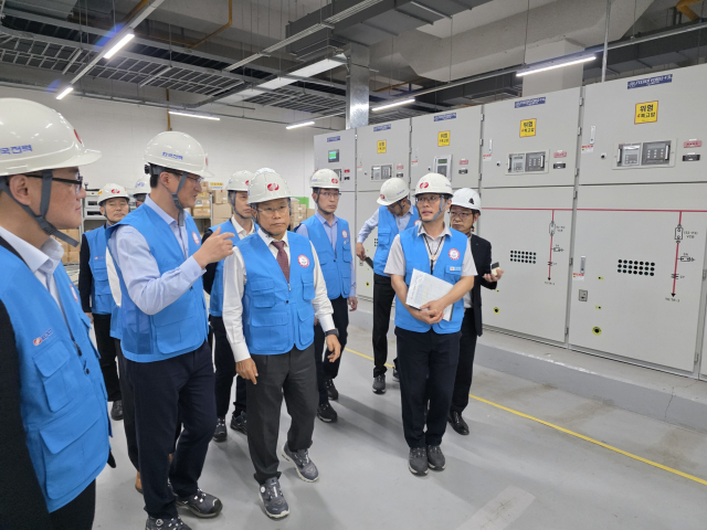 전력설비를 살펴보는 김동철 한전 사장(앞줄 오른쪽 두 번째). 한전 제공