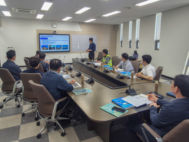 울산항만공사(UPA)는 지난 17일 공사 2층 혁신회의실에서 항만 근로자 안전의식지수 고도화 및 콘텐츠 개발용역 최종보고회를 개최했다. UPA 제공