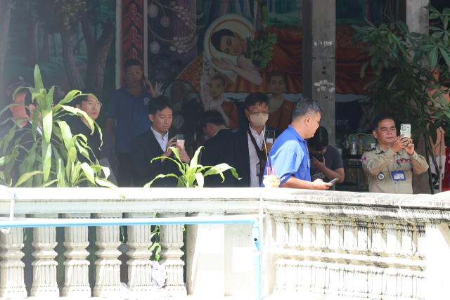 한국 국립과학수사연구원(국과수) 법의관 및 경찰 수사관들, 현지 경찰 등 당국자들이 20일(현지시간) 프놈펜 턱틀라사원 공공 화장시설에서 캄보디아 범죄조직에 납치돼 피살당한 한국인 대학생 박모 씨의 화장 절차를 지켜보고 있다. 연합뉴스
