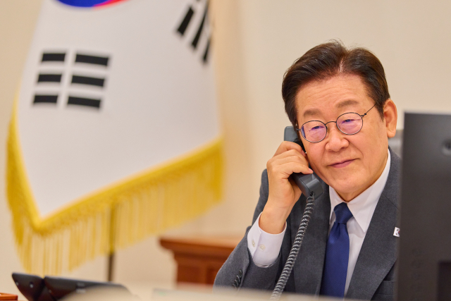 이재명 대통령이 20일 용산 대통령실에서 압델 파타 엘시시 이집트 대통령과 통화하고 있다. 연합뉴스