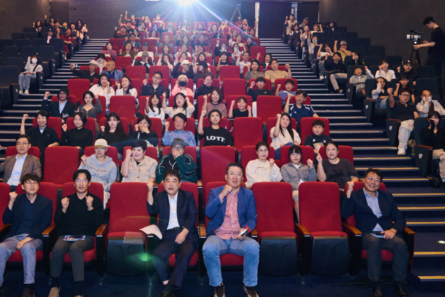 롯데자이언츠 레전드 동의과학대학교 야구부 염종석 감독(앞줄 왼쪽 네 번째)이 시민들과 함께 파이팅을 외치며 ‘제1회 시민스포츠영화제’를 응원하고 있다. 모퉁이극장 제공