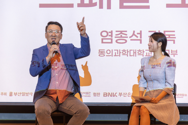 염종석 감독이 개막작 '퍼펙트 게임'에 대한 이야기를 관객들과 나누고 있다. 모퉁이극장 제공