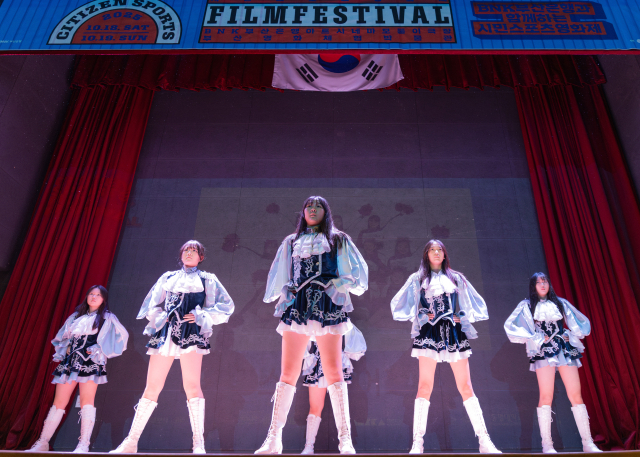 액션 치어리팅팀 슈팅스타 주니어 ‘리브’가 열정의 무대를 선보이고 있다. 모퉁이극장 제공