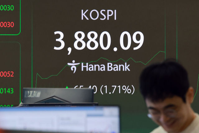 올해 국민연금이 보유한 지분가치의 약 31%가 삼성전자와 SK하이닉스에 집중된 것으로 나타났다. 21일 서울 중구 하나은행 본점 딜링룸에서 딜러가 업무를 보고 있다. 연합뉴스