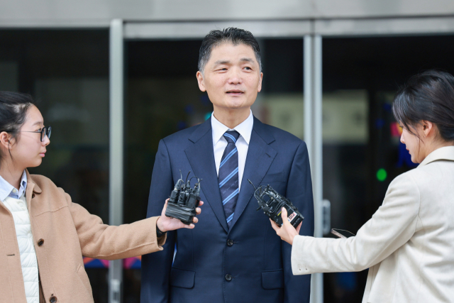 SM엔터테인먼트 시세 조종 공모 의혹을 받는 카카오 창업자 김범수 경영쇄신위원장이 21일 양천구 서울남부지방법원에서 열린 1심 선고공판을 마친 뒤 법원을 떠나며 입장을 밝히고 있다. 연합뉴스