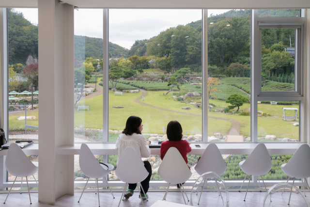 통창이 시원한 2층 카페는 치유 농장을 보며 사색하거나 명상할 수 있다. 정대현 기자 jhyun@