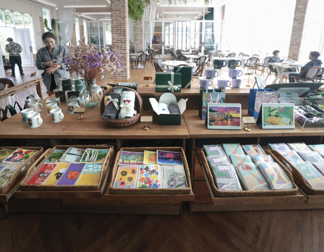 느티나무의사랑 소속 장애인 작가들의 작품으로 만든 굿즈숍. 정대현 기자 jhyun@