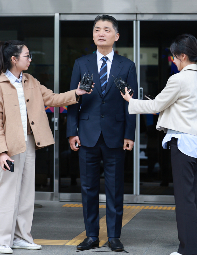 SM엔터테인먼트 시세 조종 공모 의혹을 받는 카카오 창업자 김범수 경영쇄신위원장이 21일 양천구 서울남부지방법원에서 열린 1심 선고공판에서 무죄가 선고된 뒤 법원을 떠나며 입장을 밝히고 있다. 연합뉴스