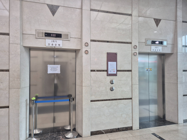지난달 4일 엘리베이터 사고가 발생한 부산 부산진구의 한 건물 1층. 사고 이후 엘리베이터(왼쪽) 운행이 중단됐다. 김동우 기자 friend@