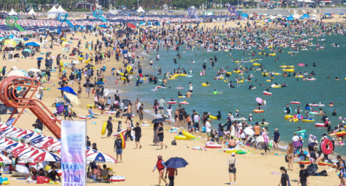 부산이 올해 ‘국내 여름휴가 여행지 종합만족도’에서 전년도 1위 강원을 제치고 정상에 복귀했다. 사진은 지난 8월 16일 부산 해운대해수욕장에서 관광객들이 해수욕을 즐기는 모습. 김종진 기자 kjj1761@
