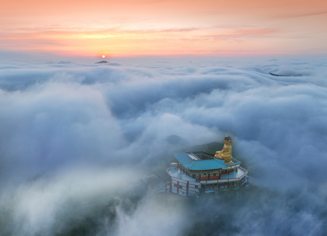 2023년 고성군 관광사진 공모전 금상작. 정명자作 ‘천상의 산사’. 고성군 제공