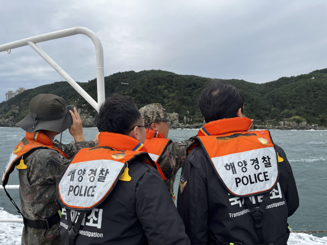 2025 APEC 정상회의를 앞두고 부산해경이 21일 오전 9시부터 오후 4시까지 육군 제53보병사단 부산여단과 합동으로 해·육상 국경 범죄 취약지를 점검했다. 부산 해양경찰서 제공