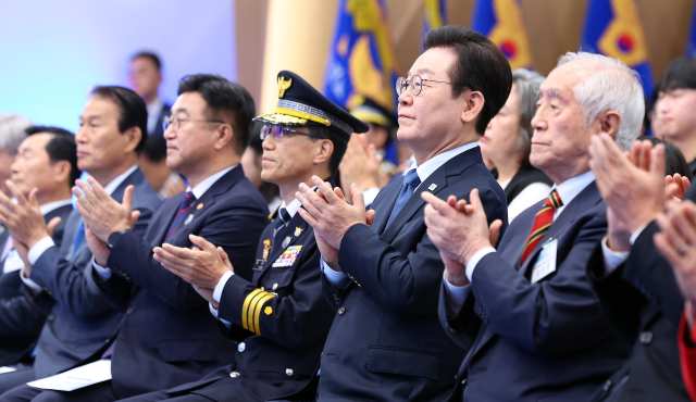 이재명 대통령이 21일 서울 서대문구 경찰청에서 열린 80주년 경찰의 날 기념식에서 참석자들과 박수치고 있다. 이 대통령 왼쪽으로 유재성 경찰청장 직무대행, 윤호중 행정안전부 장관, 권오을 국가보훈부 장관. 연합뉴스