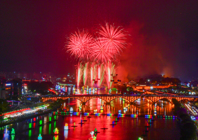 진주 10월 축제 수상 불꽃놀이 모습. 김현우 기자