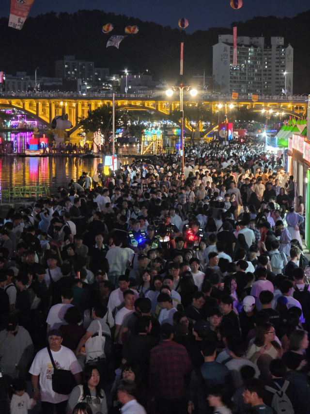 올해 진주남강유등축제를 찾은 인파 모습. 김현우 기자