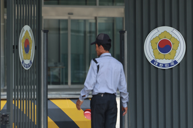 캄보디아에서 조직범죄가 성행하며 한국인 납치·감금이 연이어 발생하고 있는 가운데 주캄보디아 대사관이 업무시간 외에도 영사조력이 가능하도록 시스템을 개선 중이라고 밝혔다. 외교부는 주캄보디아 한국대사관이 범죄단지에서 탈출한 국민을 '문전박대' 했다는 보도에 20일 위와 같이 해명했다. 사진은 21일 프놈펜에 위치한 주캄보디아 대사관 문이 열리는 모습. 연합뉴스