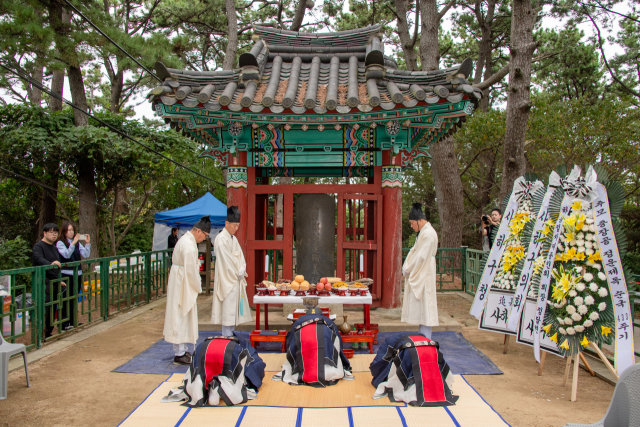 부산 사하구청은 21일 사하구 다대동 몰운대 정운공순의비에서 ‘제433주기 정운 장군 추모 향사’를 개최했다. 사하구청 제공