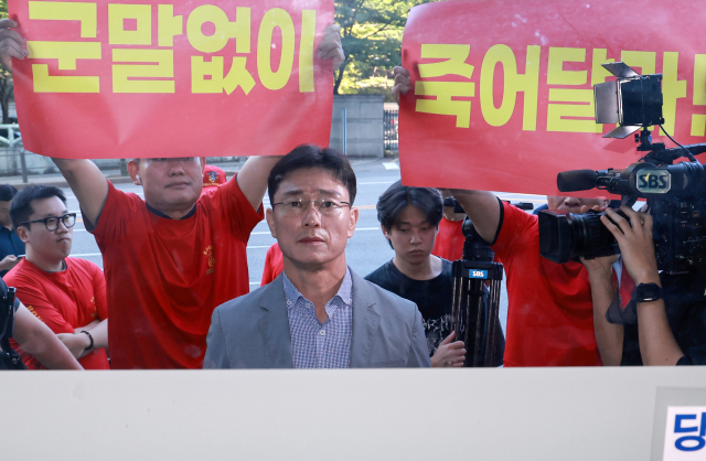 임성근 전 해병대 1사단장이 9월 11일 서울 서초구 순직해병특검 사무실 앞에서 특검팀과의 면담을 시도하다가 출입이 막히자 문 앞에 서서 대기하고 있다. 연합뉴스