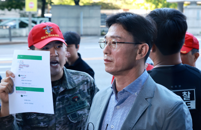 임성근 전 해병대 1사단장이 9월 11일 서울 서초구 순직해병특검 사무실 앞에서 특검팀과의 면담을 시도하다가 출입이 막힌 뒤 해병전우회원들의 항의를 받고 있다. 연합뉴스