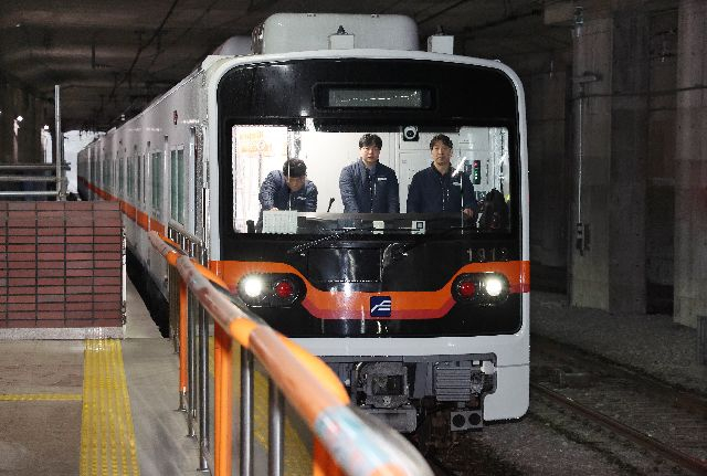 부산도시철도 1호선 역사에 전동차량이 진입하고 있다. 정종회 기자 jjh@