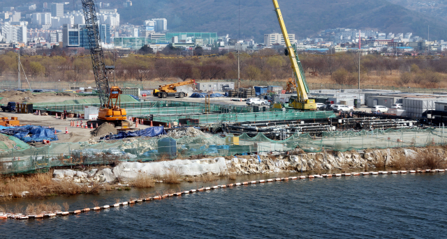 부전마산복선전철 피난터널 2곳 건설을 두고 국토부와 사업자가 보완 설계에 합의했다. 사진은 공사 중 붕괴 사고가 발생했던 사상구 삼락생태공원 공사 현장. 부산일보DB