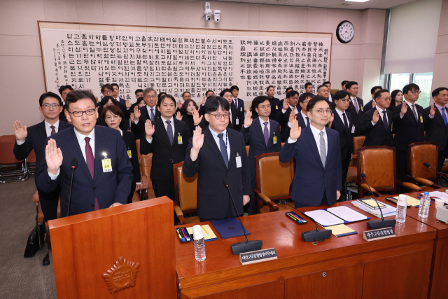 이종혁 부산고등검찰청 검사장(왼쪽)이 21일 서울 여의도 국회 법제사법위원회에서 열린 국정감사에서 선서하고 있다. 연합뉴스