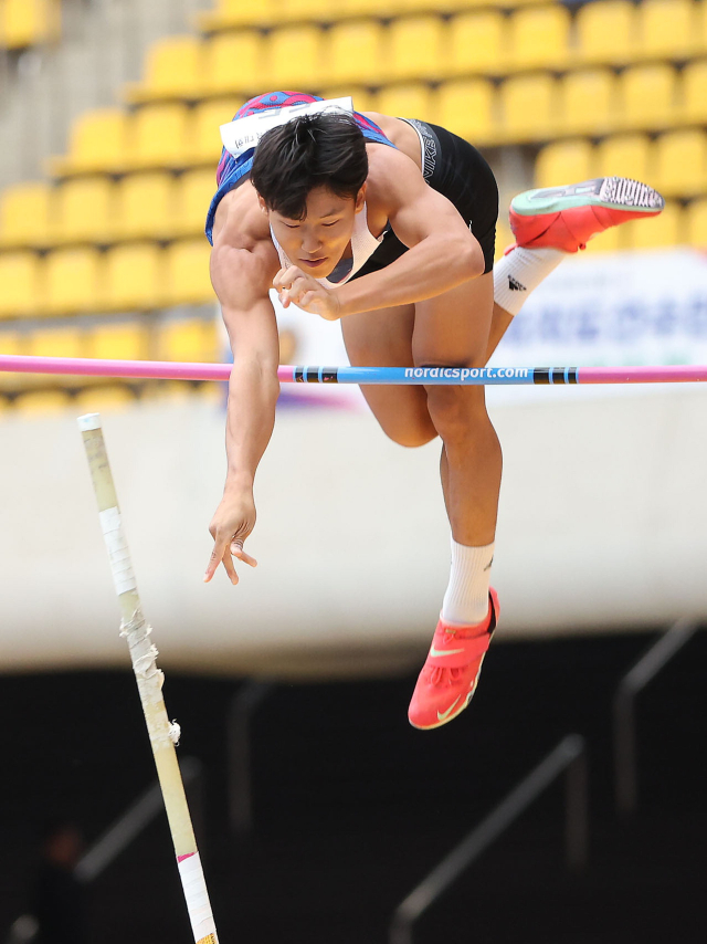 21일 부산 아시아드주경기장서 열린 제106회 전국체육대회 장대높이 고등부 결승에서 부산 조성우가 경기를 펼치고 있다. 이재찬 기자 chan@