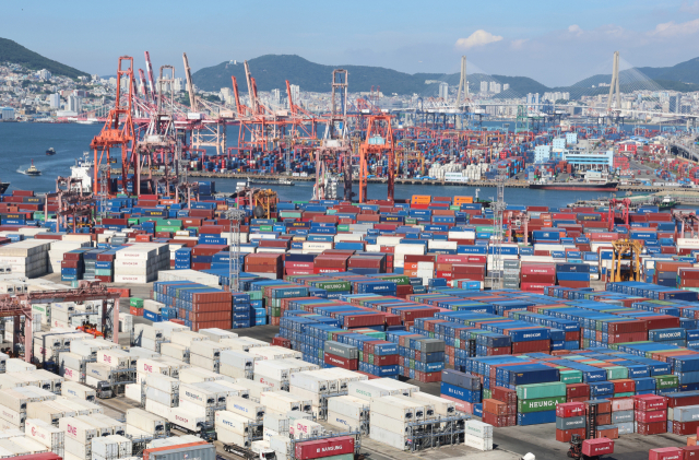 수출 다변화와 가격협상에 어려움을 겪는 부산 중소기업들이 미국 트럼프 행정부의 고관세 부과로 수출액이 급감했다. 지난 7월부산항 신선대부두, 감만부두에 쌓여 있는 컨테이너들. 연합뉴스