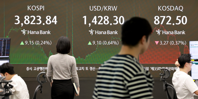 21일 서울 을지로 하나은행 본점 딜링룸 현황판에 코스피 지수가 표시돼 있다. 연합뉴스