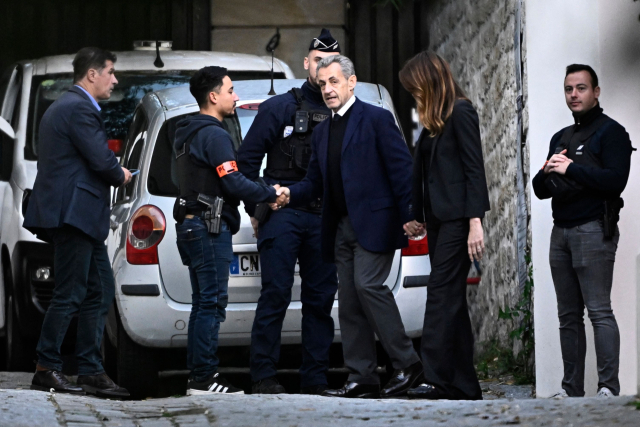 교도소 수감 위해 자택 떠나는 사르코지 전 대통령. AFP연합뉴스