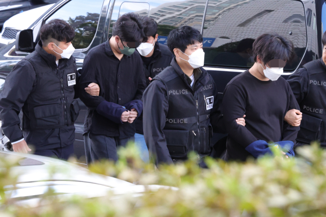 전기통신사업법 위반 등 혐의로 수사를 받고 있는 캄보디아 송환 피의자들이 21일 오전 경기도 의정부시 가능동 의정부지방법원에서 구속 전 피의자 심문을 위해 법정으로 이동하고 있다. 경기북부지방경찰청에서 수사를 받고 있는 이들은 주로 로맨스 스캠에 가담한 것으로 알려졌다. 연합뉴스