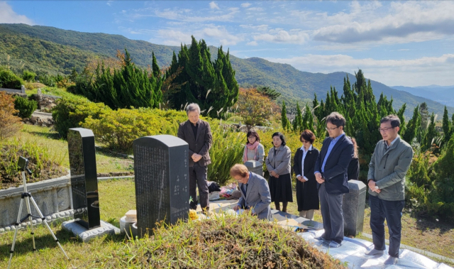 지난해 요산김정한문학축전 첫날 요산 김정한 소설가 묘소에서 열린 고유제 모습. 요산김정한문학관 제공