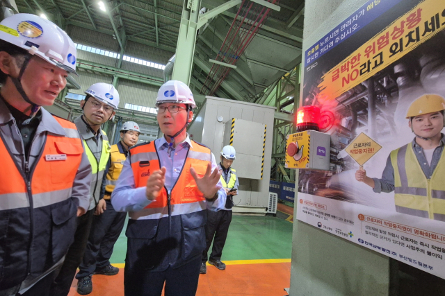 서성재 한국남부발전 기술안전부사장(오른쪽)이 지난 20일 부산빛드림본부를 찾아 현장에 설치된 작업중지권 요청 버튼을 직접 눌러본 후, 작동원리에 대해 이야기하고 있다. 남부발전 제공