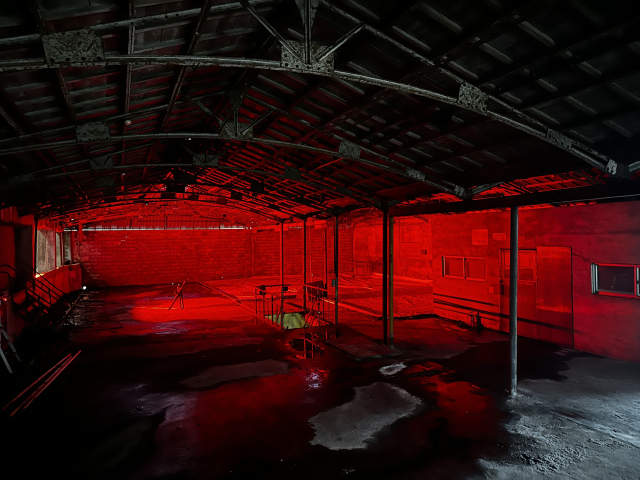 작가의 사유가 태어난 곳이라고 강조할 만큼 각별한 2층 전시 공간. ‘위험! 그러나’가 표시된 쪽문을 열고 들어가야 볼 수 있다. 김은영 기자key66@