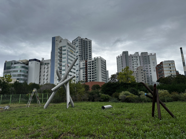 부산 동일고무벨트 동래공장 야외 부지에 설치된 한원석 작가 작품 '소리나무'. 김은영 기자key66@